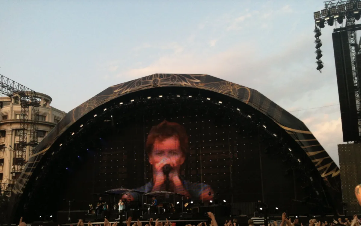 Джон Бон Джови выступает с группой Bon Jovi на концерте