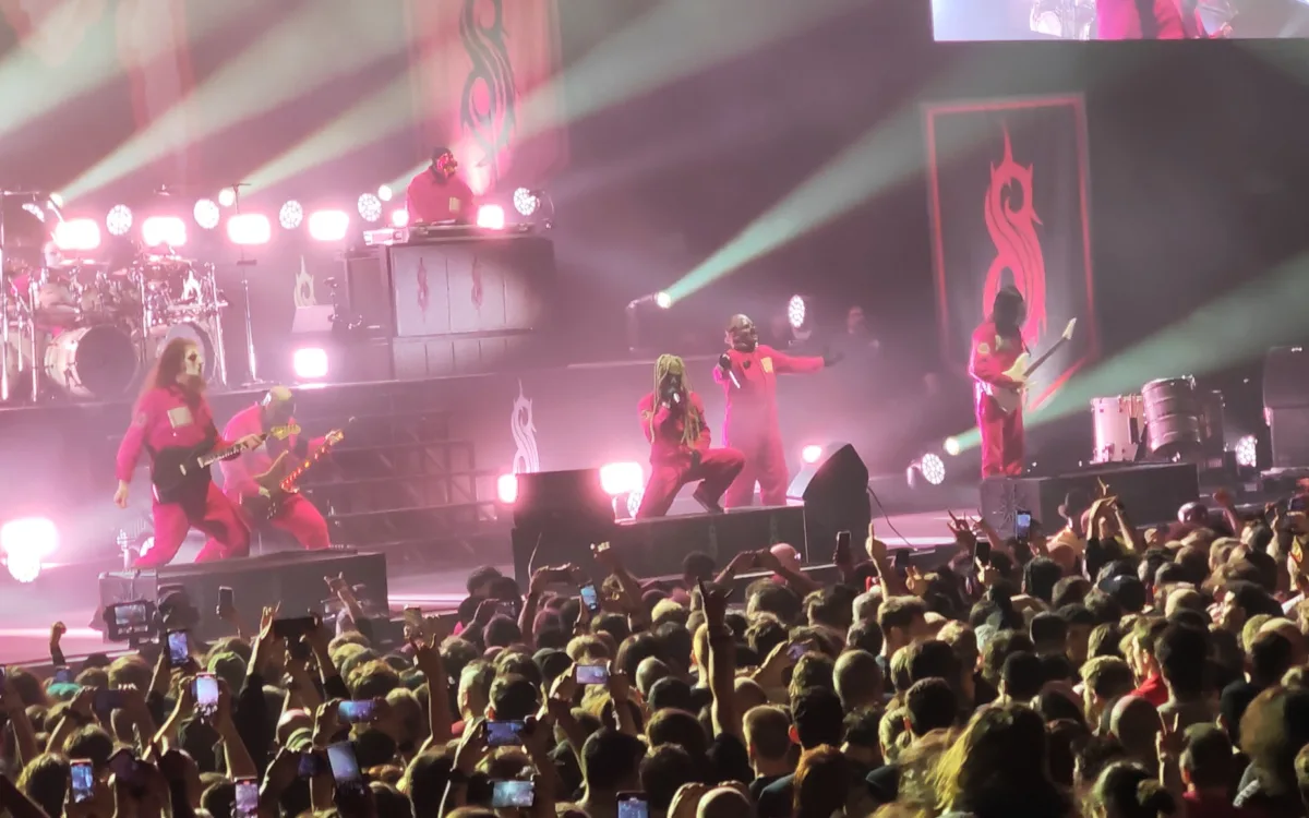 Slipknot выступают на сцене O2 Arena в Лондоне в 2024 году