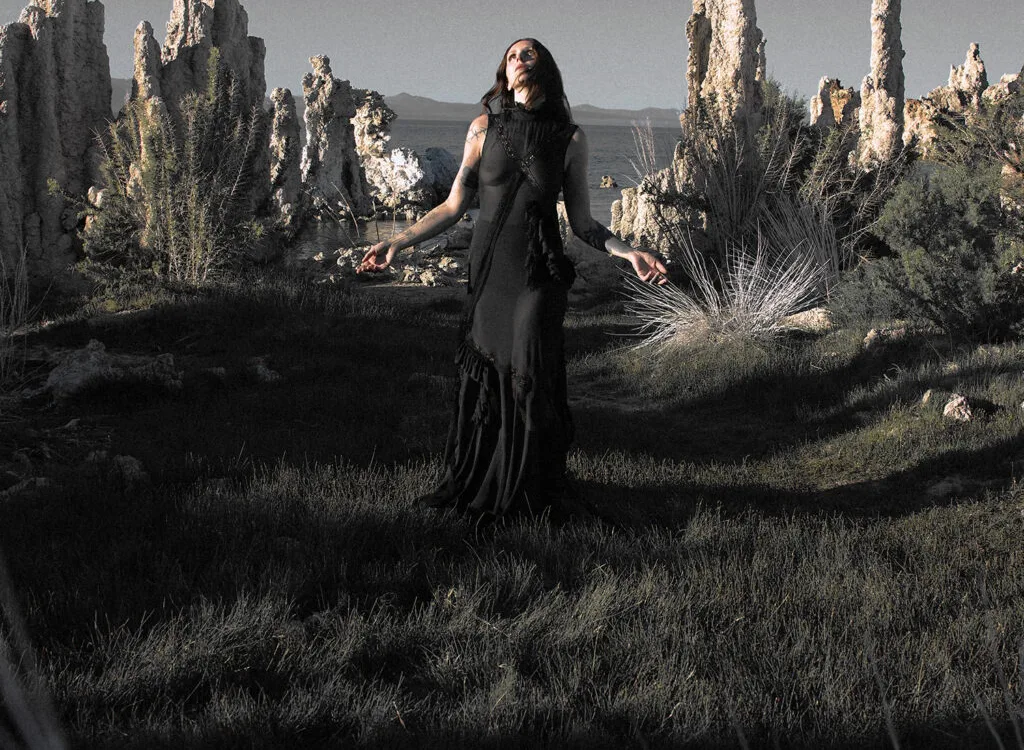 Chelsea Wolfe на обложке альбома The Dark среди каменных башен