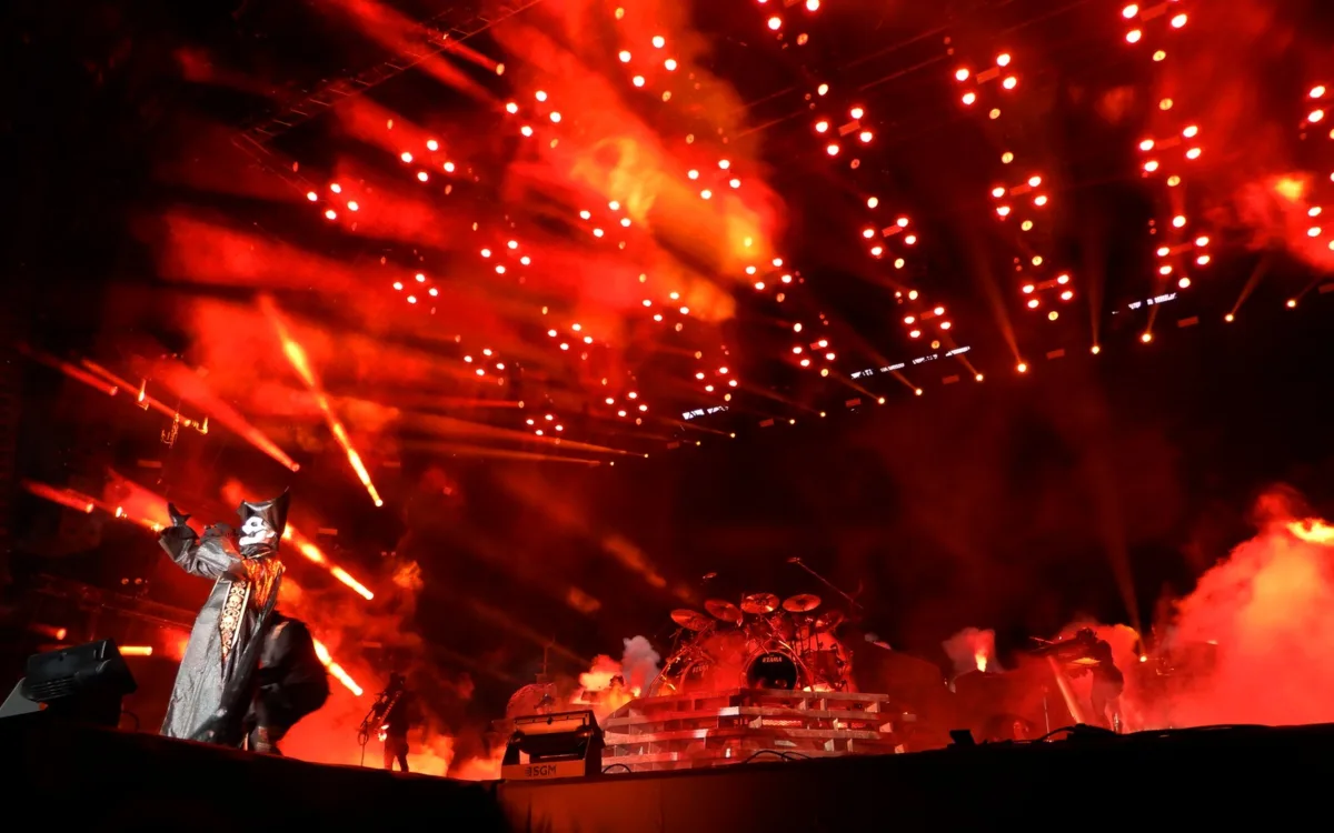 Ghost выступают на сцене Hellfest в красном свете