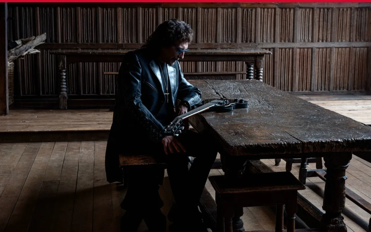 Tony Iommi на официальной фотографии к альбому From The Dark